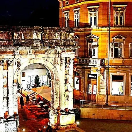 Delas * Pjescana Uvala